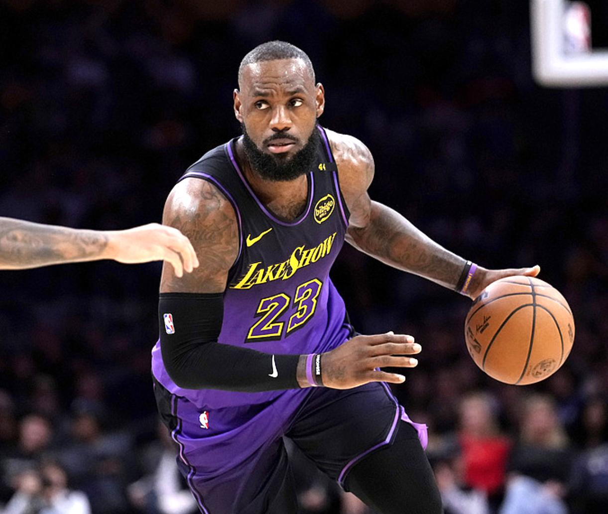 澳客官方-比赛中球员个人表现将左右比赛结果(在比赛中持球队员倒地或坐在地上时比赛应继续进行)