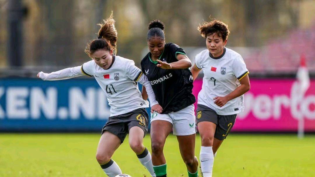 中国女足队员团结协作,取得胜利 中国女足队员团结协作,取得胜利