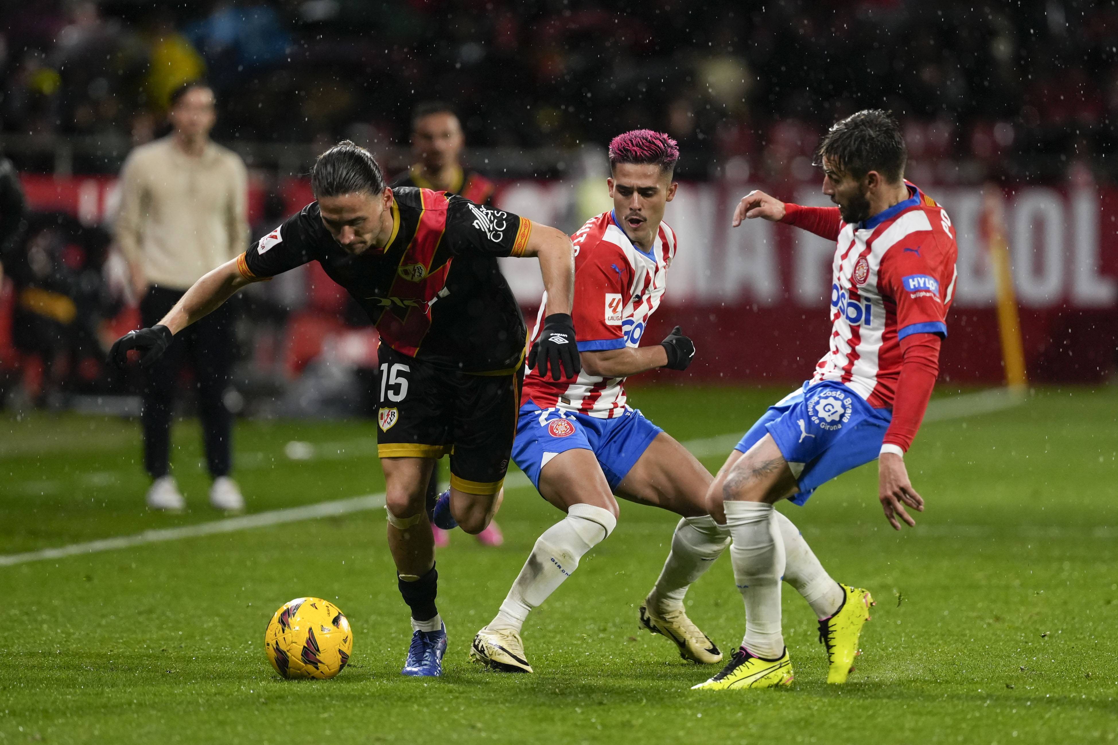 激烈角逐下足球联赛赛况引人注目,球队实力均衡 激烈角逐下足球联赛赛况引人注目,球队实力均衡