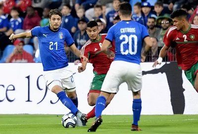 澳客网页版入口-斯洛伐克队球员互相配合提高默契