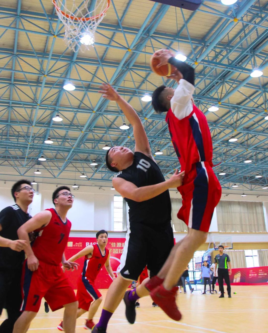 包含球员们尽显技艺,向胜利冲刺的词条 包含球员们尽显技艺,向胜利冲刺的词条