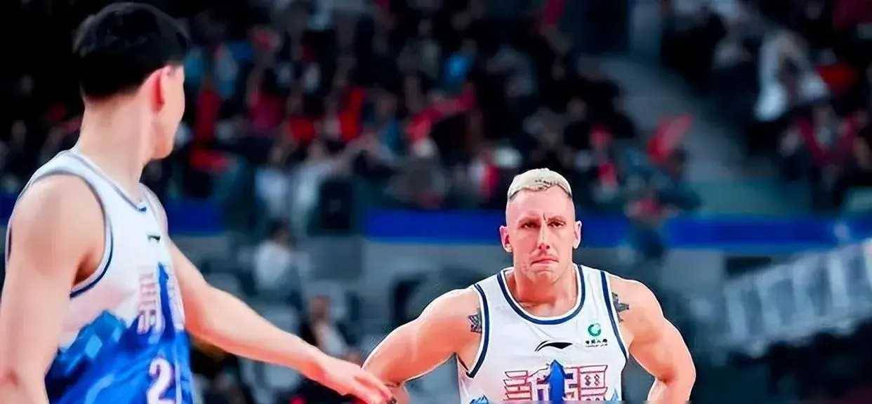 球员短时间内展现巅峰表现,引发观众赞叹 球员短时间内展现巅峰表现,引发观众赞叹