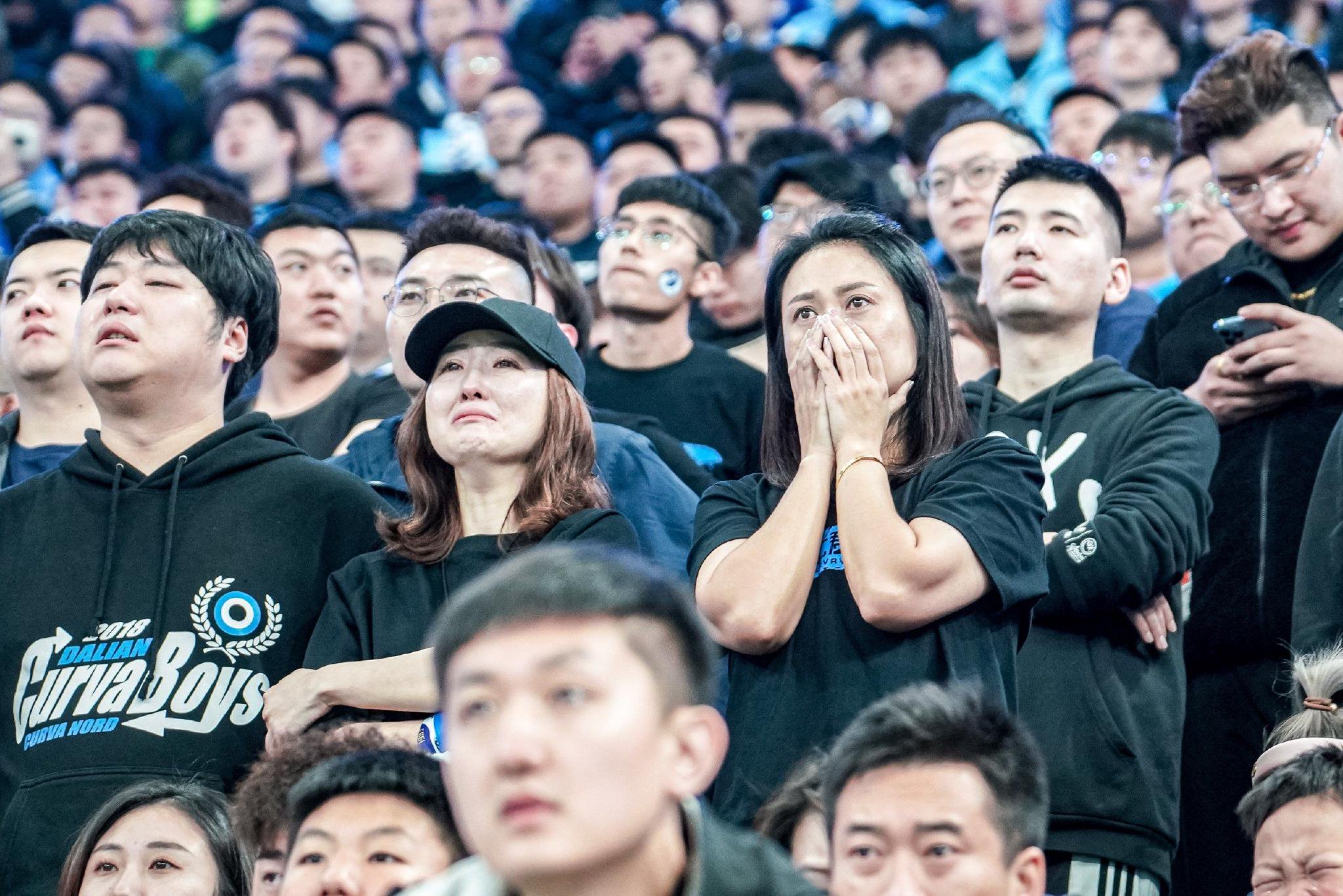 澳客视频-包含赛场上球员们展现出色表现，引发球迷狂热追捧的词条