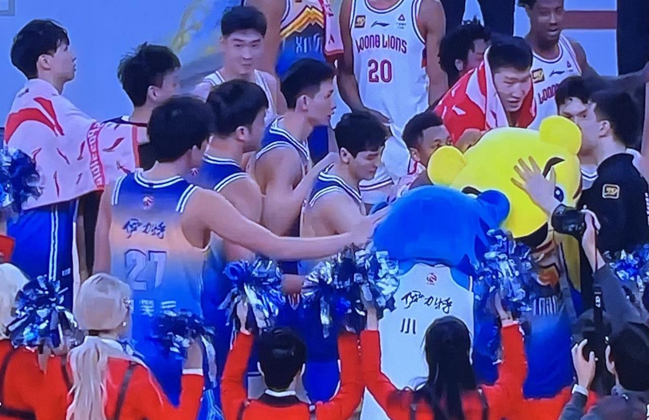 澳客登录入口-球员们在比赛中奋勇争先，为球队争得胜利