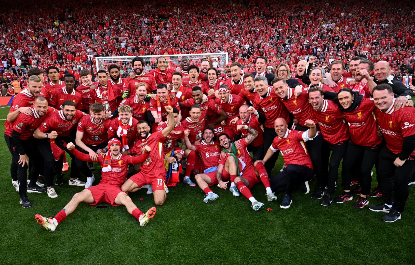 球员们在比赛中奋勇争先,为球队争得胜利 球员们在比赛中奋勇争先,为球队争得胜利