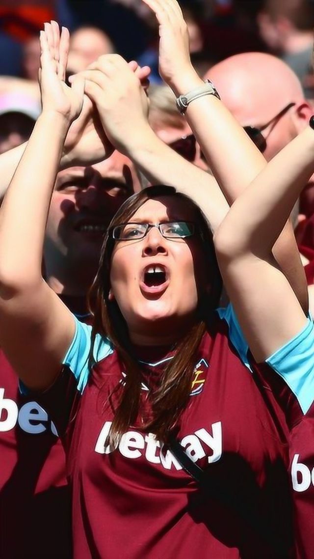 红魔英雄深夜实现绝杀,球迷狂欢不止的简单介绍 红魔英雄深夜实现绝杀,球迷狂欢不止的简单介绍