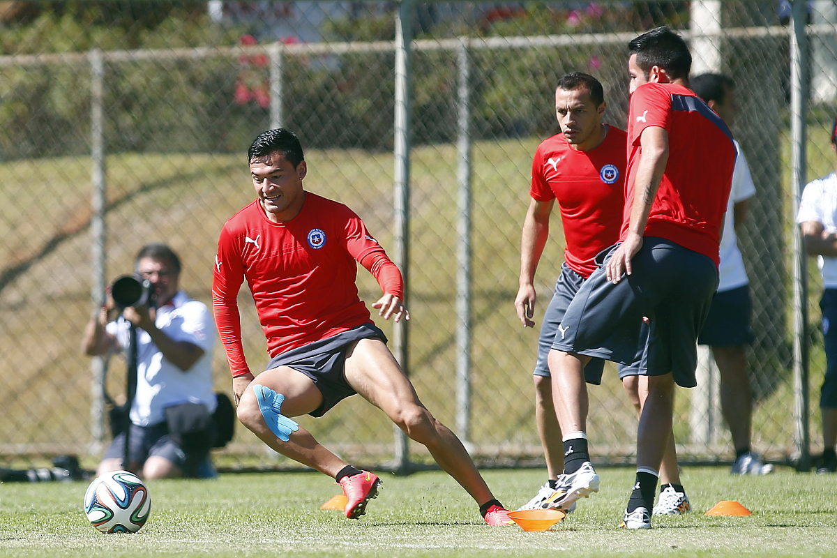 运动员们在球场上展现出了极致的比赛技巧 运动员们在球场上展现出了极致的比赛技巧