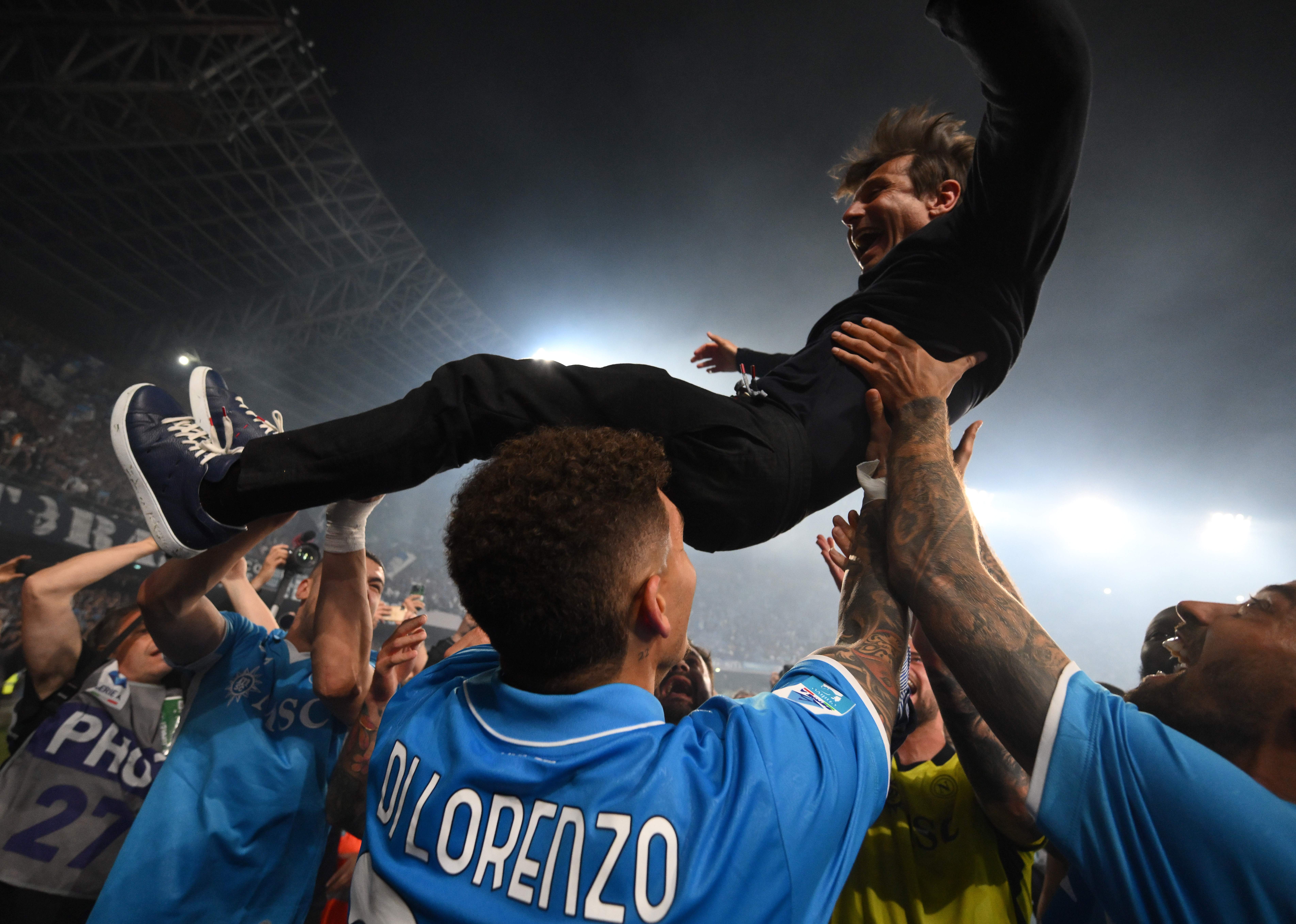 包含那不勒斯球员大比分击败对手，领跑积分榜的词条