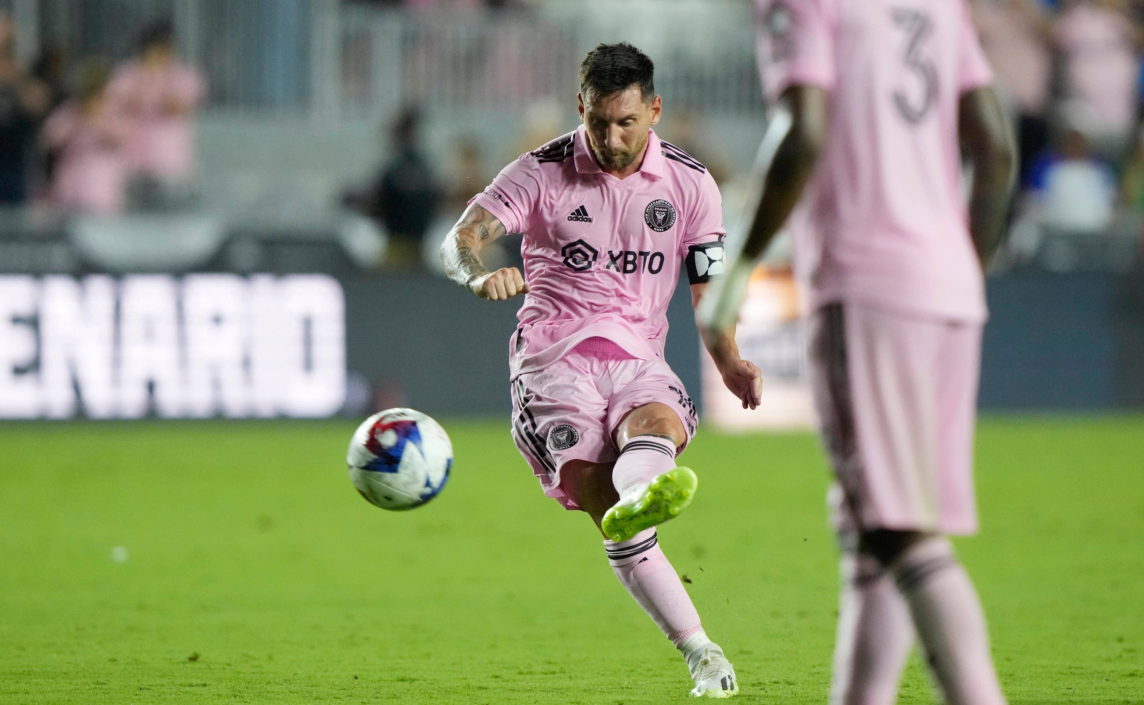 足球运动员们在场上展现出了无限魅力 足球运动员们在场上展现出了无限魅力