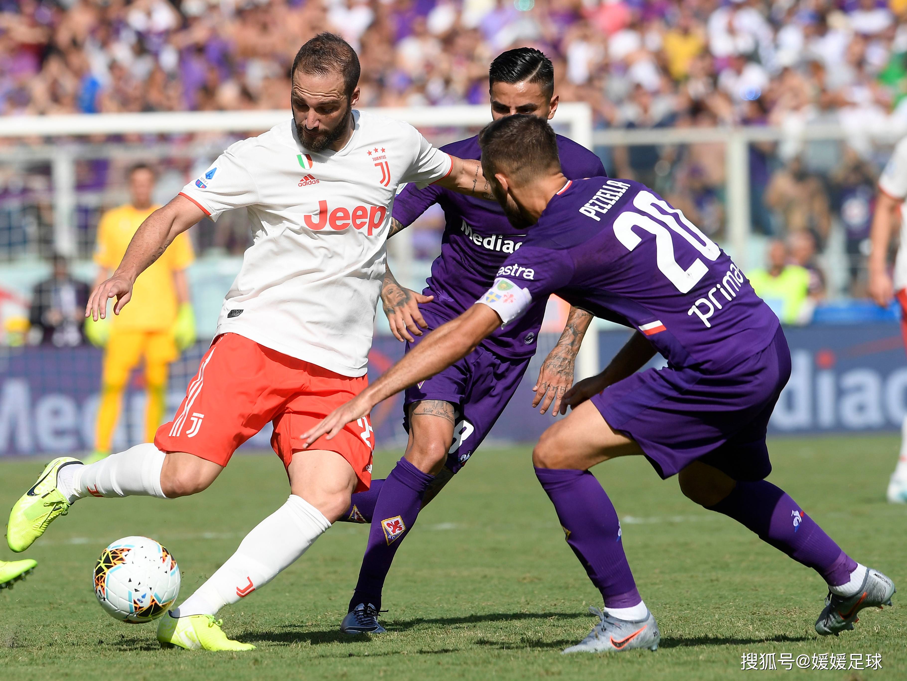 双方在足球场上展开激烈角逐 双方在足球场上展开激烈角逐