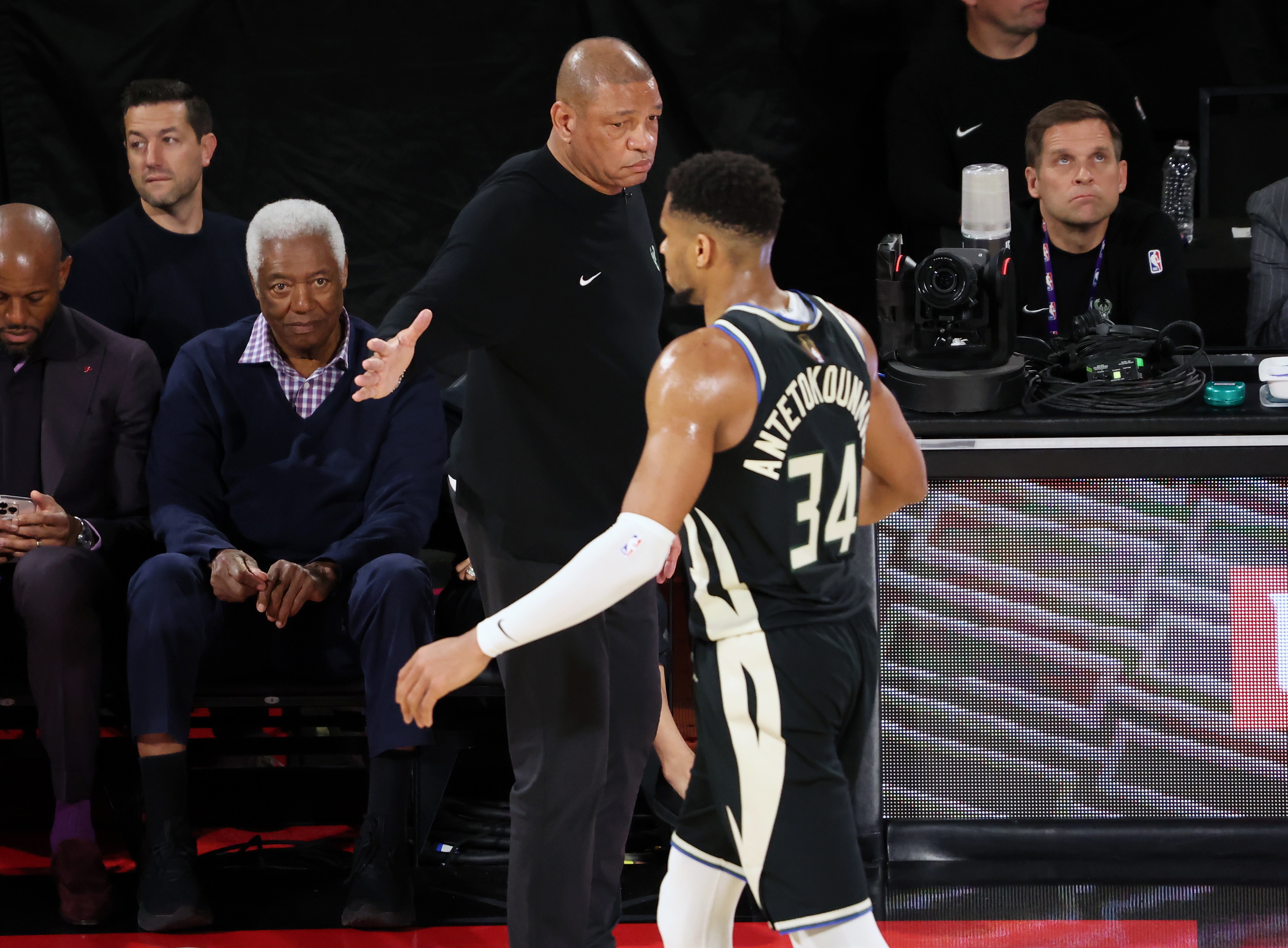 关于雄鹿惊险取胜!字母哥绝杀救主,双场连胜的信息 关于雄鹿惊险取胜!字母哥绝杀救主,双场连胜的信息